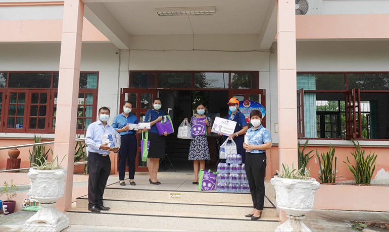 บริษัท ศรีตรังแอโกรอินดัสทรี จำกัด (มหาชน) สาขาสกลนคร ส่งมอบอุปกรณ์ป้องกันเชื้อไวรัสเพื่อกิจกรรมวันแรงงานสร้างสุข