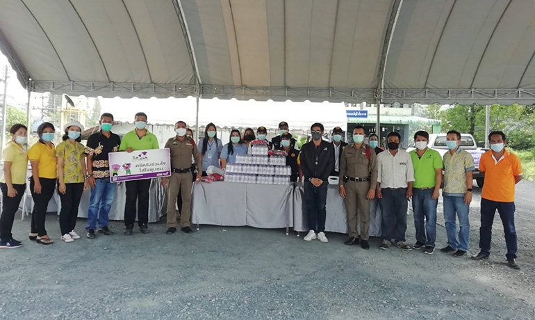 บริษัท ศรีตรังแอโกรอินดัสทรี จำกัด (มหาชน) สาขาทุ่งสง มอบน้ำดื่มแก่เจ้าหน้าจุดตรวจคัดกรอง COVID-19