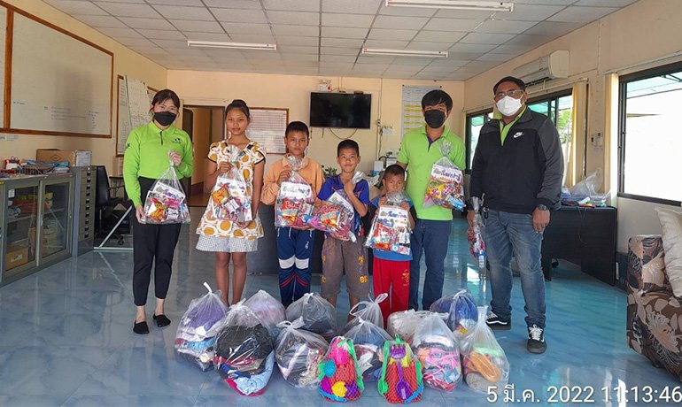 บริษัท ศรีตรัง รับเบอร์ แอนด์ แพลนเทชั่น จำกัด ส่งต่อของใช้จำเป็นให้พนักงานกรีดยาง