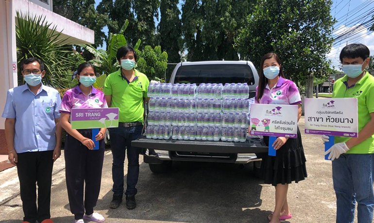 บริษัท ศรีตรังแอโกรอินดัสทรี จำกัด (มหาชน) สาขาห้วยนาง มอบน้ำดื่มให้ศูนย์บริการฉีดวัคซีนโควิด-19