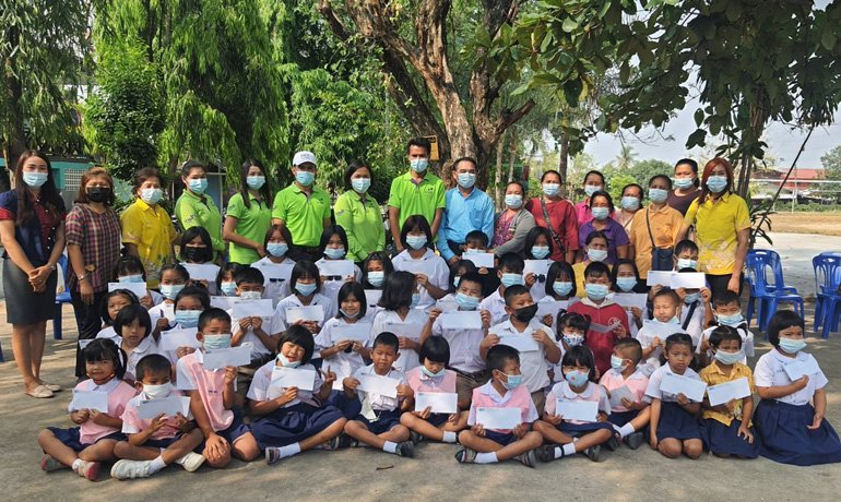 บริษัท ศรีตรังแอโกรอินดัสทรี จำกัด (มหาชน) สาขากาฬสินธุ์ มอบทุนการศึกษาแก่นักเรียนที่มีผลการเรียนอยู่ในเกณฑ์ดี