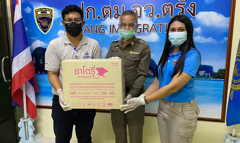 ศรีตรังโกลฟส์ มอบถุงมือยางแก่สำนักงานตรวจคนเข้าเมือง